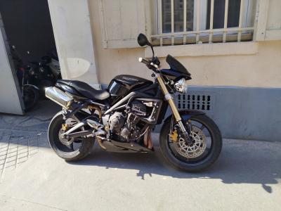 TRIUMPH STREET TRIPLE 675